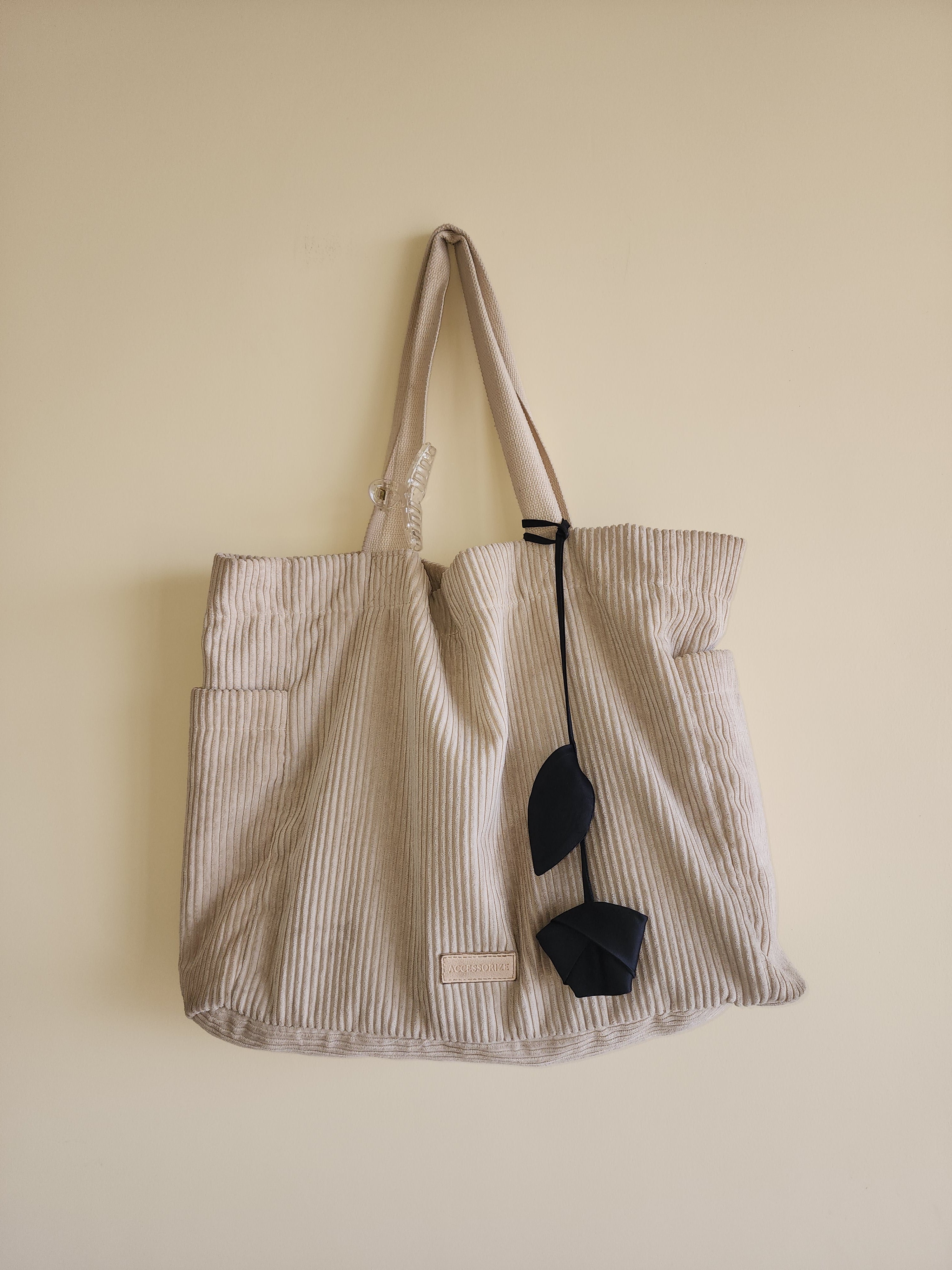 TULIP BAG CHARM IN BLACK